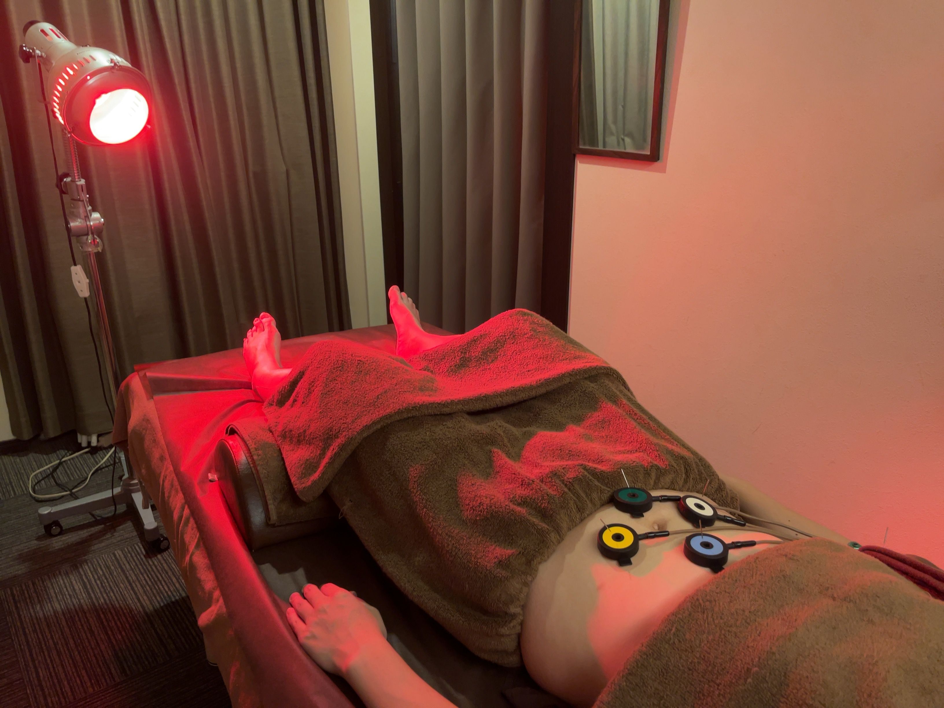 お腹に温灸器+足に赤外線